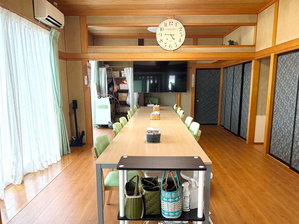 大きな窓で日差しがたくさん入るリビング